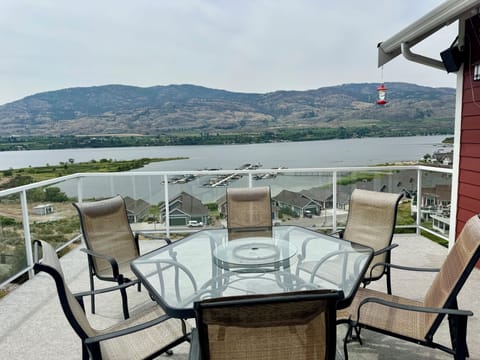 Gorgeous views of Osoyoos lake and mountains 