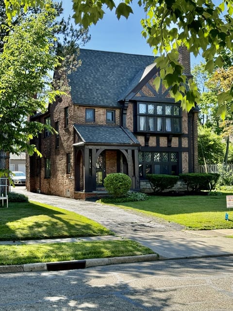 Perfect for Business or Leisure – Your Ideal Cleveland Stay!