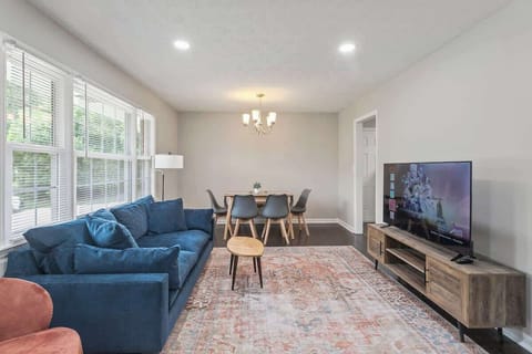 Living Room | Enjoy your down time and login to your favorite apps with our Smart TV and comfy seating. Our Roku TV comes in Guest Mode. Select your check-out date and you'll be able to securely login.

Dining | Seating for 6