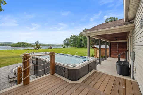 Island View Cottage on Lamoka Lake with swim spa/sauna, private lakefront