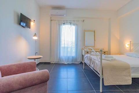 Dimitra: Bright and comfortable accommodation with a double bed and balcony access.