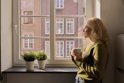 Apartament składa się z jasnego salonu z wygodną sofą, stolikiem kawowym, telewizorem oraz częścią jadalnianą. 