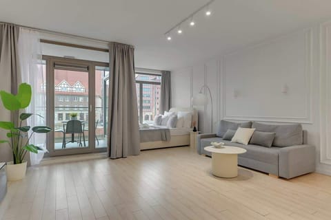 W salonie znajduje się wygodna, rozkładana sofa naprzeciw telewizora z Smart TV. Znajduje się tutaj również przytulna część sypialniana z łóżkiem małżeńskim, skąd można podziwiać widok na wodę.
