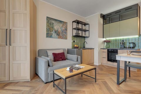  Znajduje się tu rozkładana sofa (stanowiąca dodatkowe miejsce do spania dla jednej osoby), ustawiona naprzeciw telewizora, co tworzy komfortową przestrzeń do wypoczynku po dniu pełnym wrażeń. 