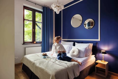 Część sypialniana została subtelnie wydzielona, zachowując otwarty i przestronny charakter apartamentu. Znajdują się tu dwa łóżka połączone w jedno, tworzące wygodne miejsce do odpoczynku dla dwóch osób. 