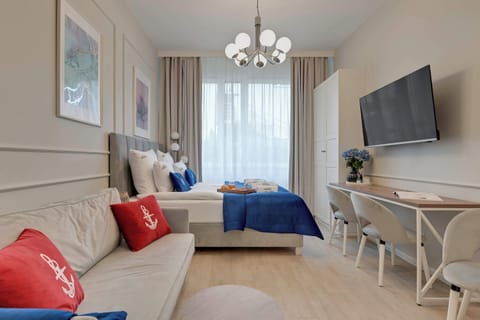 W apartamencie znajduje się wygodne łóżko małżeńskie, rozkładana sofa, telewizor Smart TV, miejsce do pracy oraz pojemna szafa.