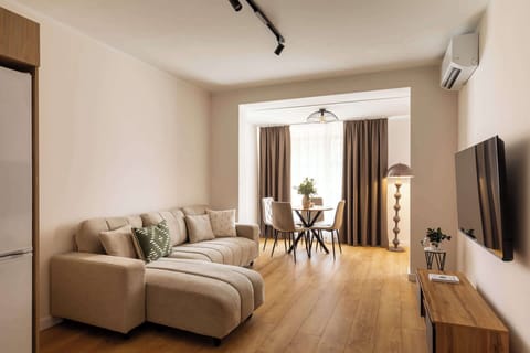 Salon stanowi komfortową strefę wypoczynku i relaksu. Znajduje się w nim wygodna kanapa. Naprzeciwko ustawiono telewizor z kanałami satelitarnymi oraz funkcją Smart TV.