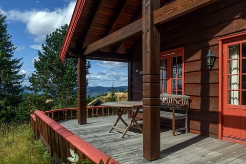 The cabin has a cosy sun terrace