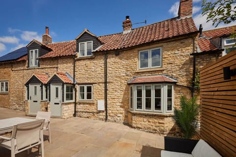 Ward Cottage, Thornton-Le-Dale - Host & Stay