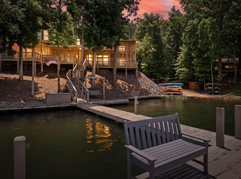 Spend your days by the water with dock access, a designated boat slip, and kayaks ready for exploring Lake Martin.