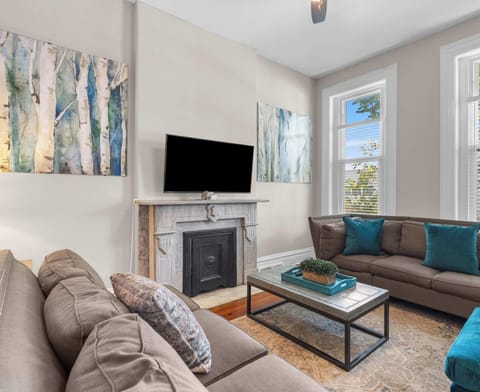 🍿 Your Cozy Gathering Spot Kick back on the spacious sofas, stream your favorite shows, or relax after a day of exploring the city in this comfortable living room.