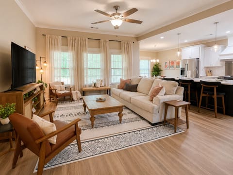 Living Room w/Roku Smart Tv