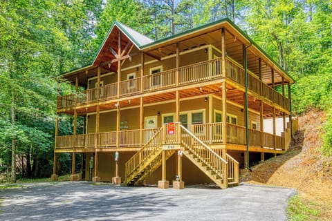 Pigeon Forge Pet Friendly Cabin "Woodness Gracious" 