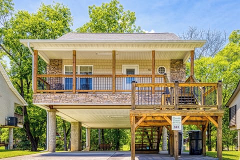 Pigeon Forge Pet Friendly Vacation Rental "Riverstone Retreat" - Parking area