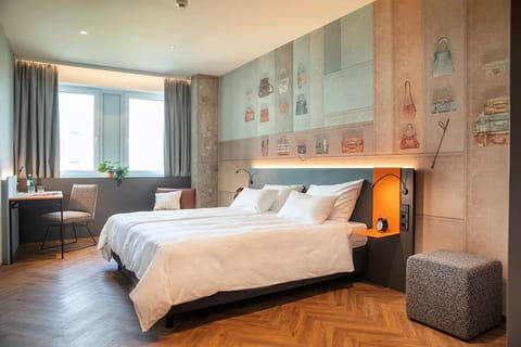 Wake up gently with soft daylight and inviting modern décor.