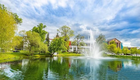 Soak up sweeping lake views beside a sparkling fountain.