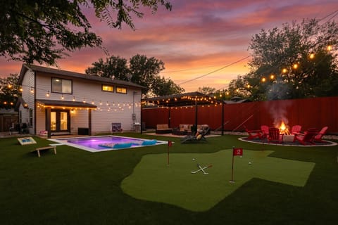 🌅 Golden hour hits different here. As the Austin sky lights up, the pool glows, the fire pit crackles, and string lights flicker on. ⛳🔥 Putt the Texas-shaped green, roast s’mores by the fire, or float under the sunset — your perfect SoCo evening. ✨