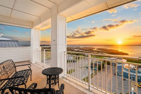 End each day with front-row seats to breathtaking Back Bay sunsets from your private balcony. This is the view you`ll never forget. 🌅