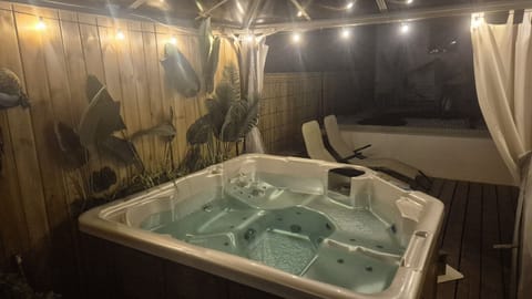 Indoor spa tub