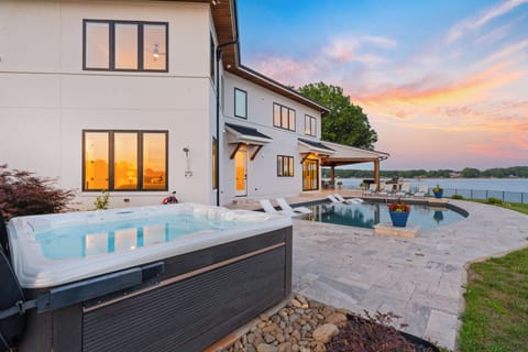 Waterview Oasis perfect lakefront pool and hot tub!