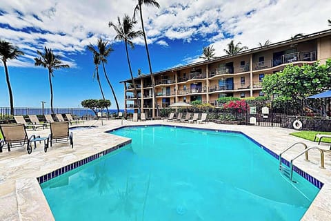 Oceanfront Pool & Lounge Deck