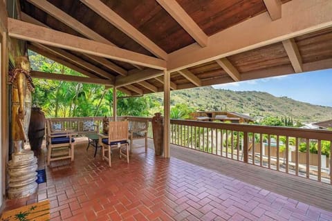 Covered lanai with outdoor space for fresh air