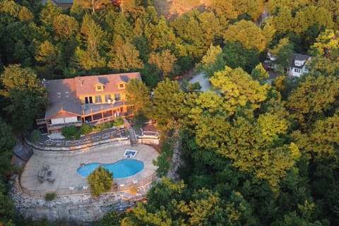 Royal Retreat offers two houses on a secluded 10 acreas overlooking Mill Creek on Tablerock Lake. Roayl Retreat is conventially located 3 miles from Kimberling City.