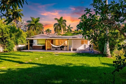 Covered patio, BBQ, hammock and a fenced garden. Miami evenings here are the whole point: dinner outside, then straight into the spa.