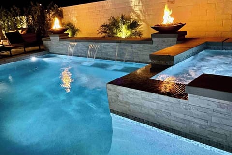 Backyard Pool Jacuzzi in Oasis Home!