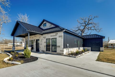 Somerville Vacation Rental | 6BR | 4BA | 2,560 Sq Ft