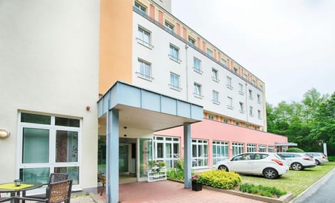 Pull up and park easily beside the hotel’s covered entry.
