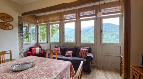 Galería: sofás y mesa con vistas · Gallery: sofas and table with views