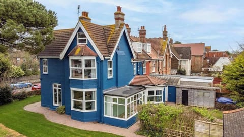 Charming exterior of Elm Lodge — a welcoming home-away-from-home in a peaceful setting, proudly managed by Blue Puffin Stays Short Lets & Serviced Accommodation