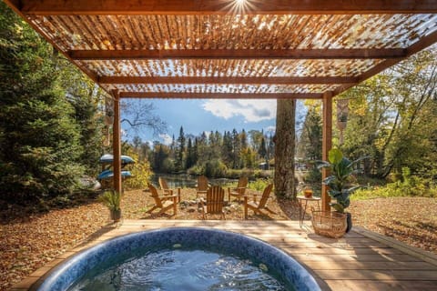 Outdoor spa tub