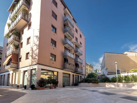 Apartment, Architecture, Residential Area, Condominium, Composite Material, Urban Design, Balcony, Mixed-Use, Shade