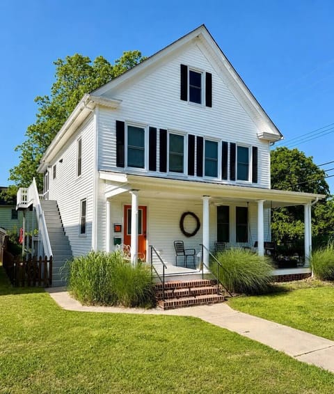 Unit B is upstairs, accessed by exterior staircase