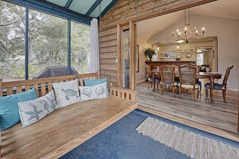 25 21st Avenue | Seas the Day | Screened Porch | IOP Escapes