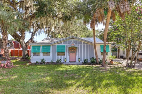 Welcome to Palm Cottage, a 4-bedroom, 3-bath Darien retreat near the waterfront
