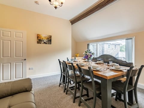 The dining room with sofa and TV, the perfect setting for dinner 
