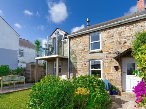 Pretty as a picture with views over St Ives Bay
