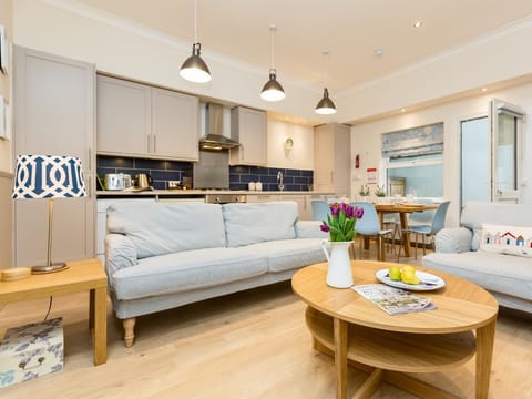 Stylish open-plan lounge/kitchen/diner 