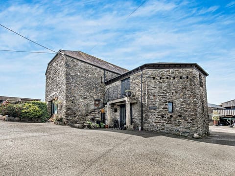 Charming roundhouse in the countryside with unique spherical design