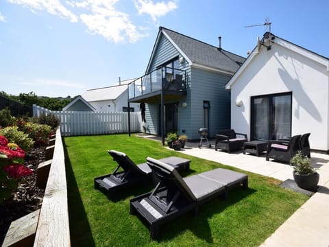 Rear enclosed garden with wetsuit hanging rail and outside tap