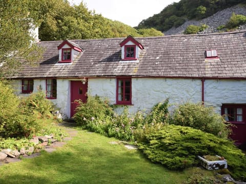 17th Century rural retreat in Snowdonia, close to the coast