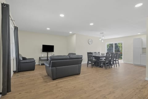 Floor, Flooring, Indoors, Furniture, Living Room