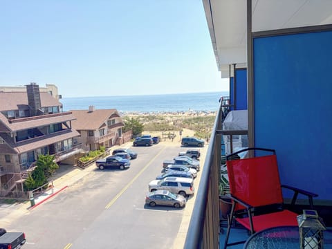 Beautiful direct ocean view from the 4th floor!