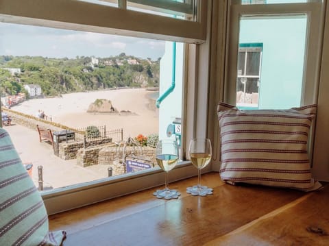 Beautiful sea view apartment overlooking Tenbys North Beach