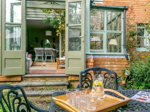 Enjoy drinks in the garden