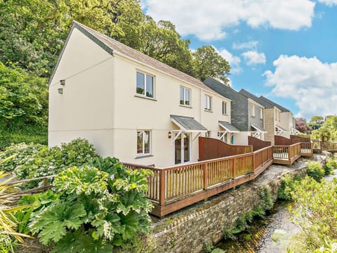 Relaxing waterside location for this family friendly holiday home
