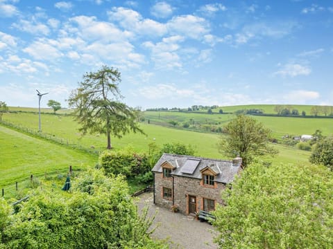 Breathtaking views, starry nights, wood burner and games barn 